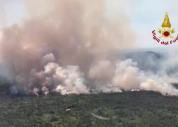 Incendio sul Carso. Ancora chiuse autostrada e ferrovia