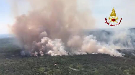 Incendio sul Carso. Ancora chiuse autostrada e ferrovia