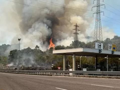 Incendio sul Carso. Chiuse autostrada e ferrovia