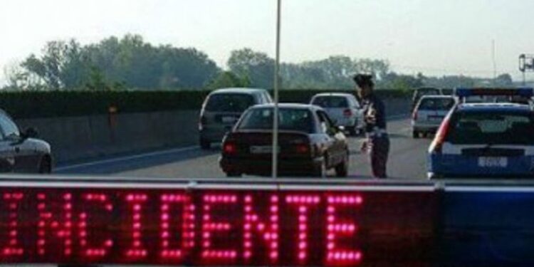 Incidente in A4, muore in moto un poliziotto