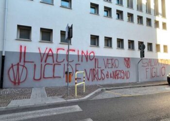 Individuati i no vax che imbrattavano le scuole