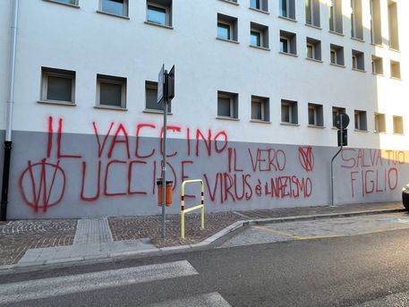 Individuati i no vax che imbrattavano le scuole