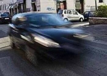 Investe un ragazzino e scappa