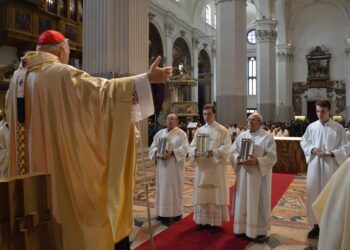 L’Arcivescovo si confessa ai preti: “Chiedo perdono”