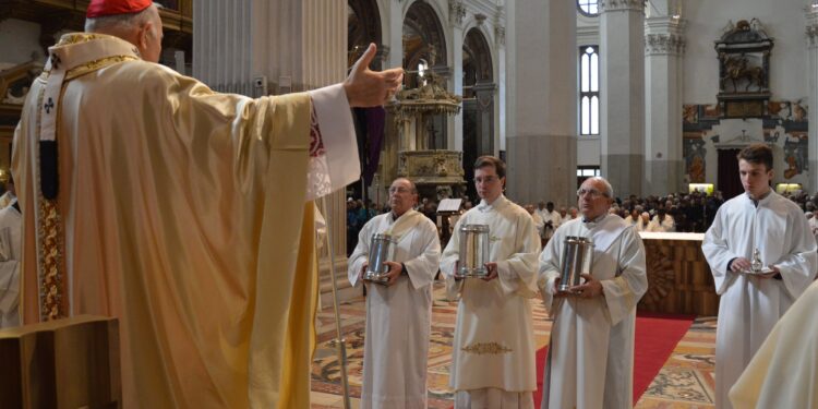 L’Arcivescovo si confessa ai preti: “Chiedo perdono”