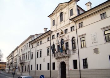 La Soprintendenza: plurilinguismo “indecoroso”