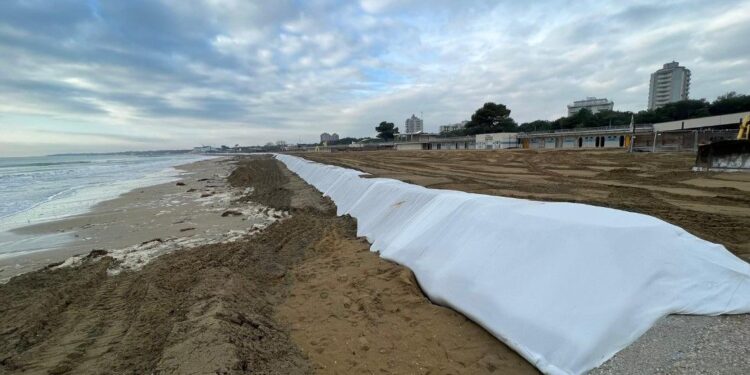 Lignano, opera frangiflutti “in tempi record”