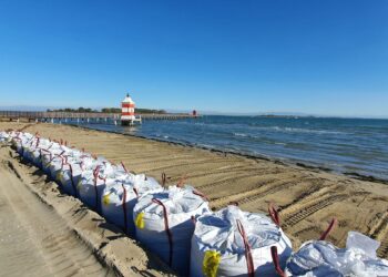 Lignano. Sacchi di sabbia a riva, per salvare il litorale