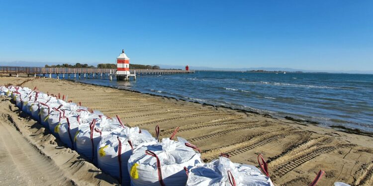 Lignano. Sacchi di sabbia a riva, per salvare il litorale