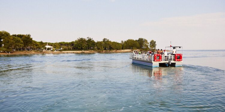 Lignano attende il 100.000° passeggero del Passo barca