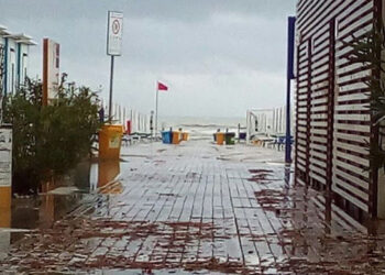 Maltempo, rischio frana, famiglia evacuata a San Pietro. Al mare è conta dei danni