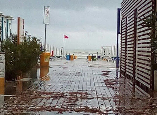 Maltempo, rischio frana, famiglia evacuata a San Pietro. Al mare è conta dei danni