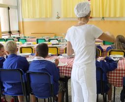 Mense. Il Comune ha revocato il servizio alla Ep