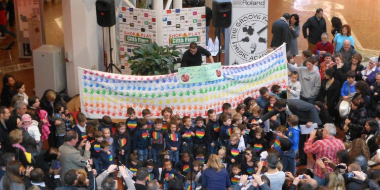 Mercatino della bontà, 14 bambini tornano a sorridere