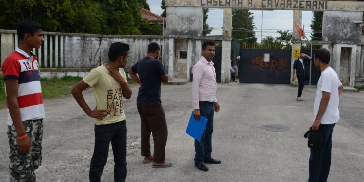 Migranti, 40 pakistani “scompaiono” dalla Cavarzerani