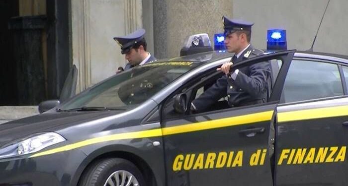 Milionario, chiede reddito di cittadinanza. Inchiesta su evasione auto di lusso