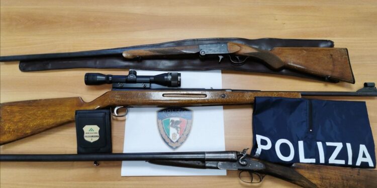 Minaccia di farsi giustizia da sé, la polizia locale gli ritira le armi