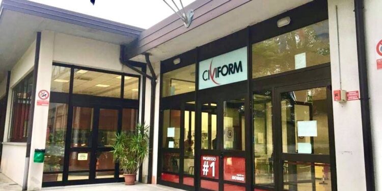 Minore kosovaro cade dalla finestra al Civiform e muore