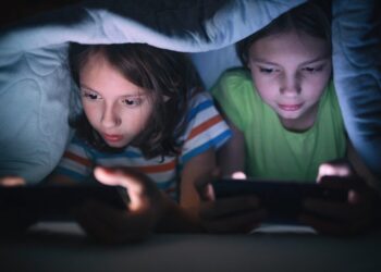 «Mio figlio ha una dipendenza da social e videogiochi?»