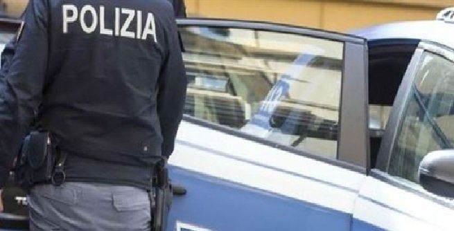 Molesta la ex e colpisce i poliziotti, arrestato