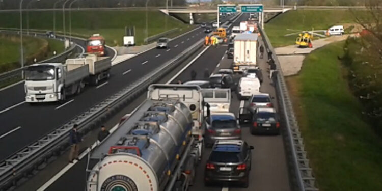 Morto il camionista bulgaro il cui automezzo si è rovesciato sull’A4