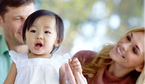 La prima benedizione delle famiglie adottive