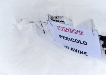 Neve, pericolo valanghe “marcato”