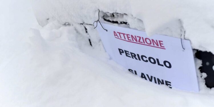 Neve, pericolo valanghe “marcato”