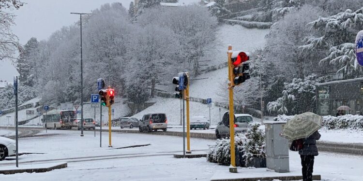 Nevica in tutto il Friuli, allerta strade ghiacciate