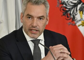 Non vaccinati, l’Austria revoca il lockdown