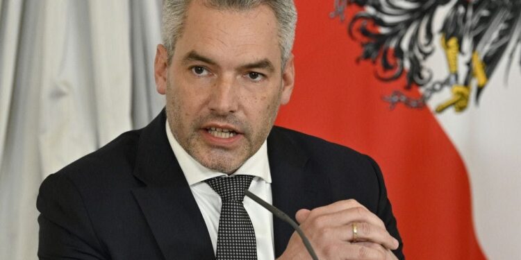 Non vaccinati, l’Austria revoca il lockdown