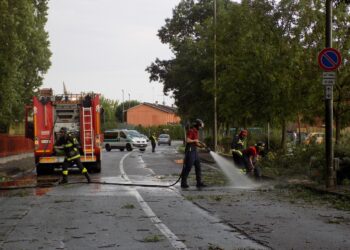 Nubifragio in Friuli, due persone bloccate nella loro auto