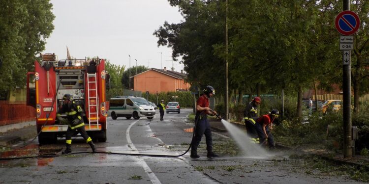 Nubifragio in Friuli, due persone bloccate nella loro auto