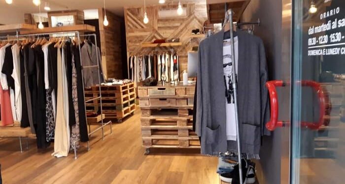 Obbligo di porte chiuse nei bar e nei negozi di Udine