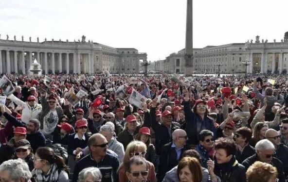 Il Papa ai settimanali cattolici: “Avanti così”