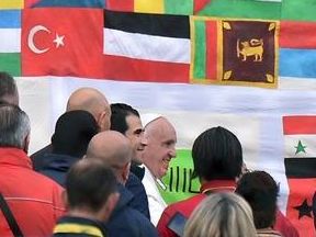 Papa Francesco lava i piedi a 12 profughi