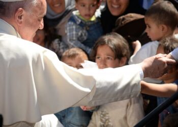 Papa a Lesbo: no a “ghetti” in Europa