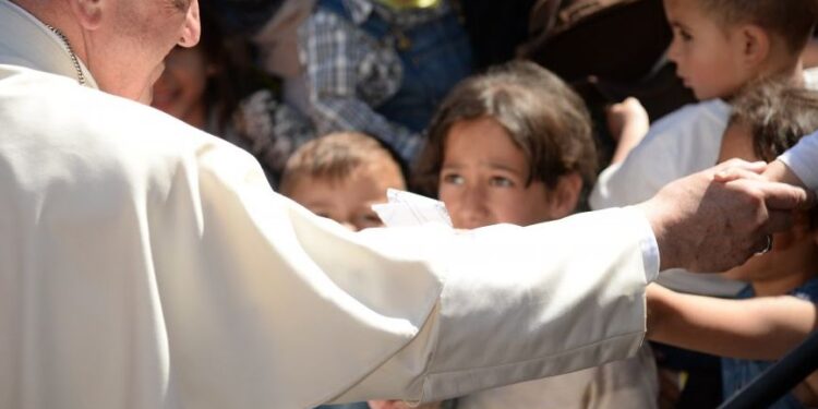 Papa a Lesbo: no a “ghetti” in Europa