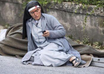 Parla la suora «simbolo» del terremoto: «Mi ha salvata un angelo»