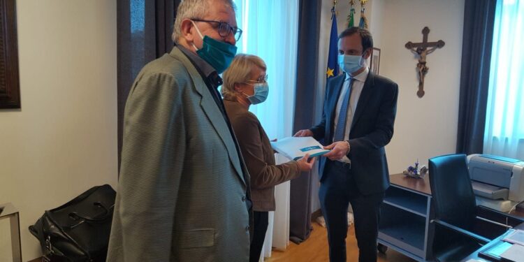 Parrucchieri ed estetisti, in 5 mila firmano “Anche noi siamo strategici”