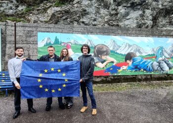 Passo Monte Croce, un murales e una panchina europea