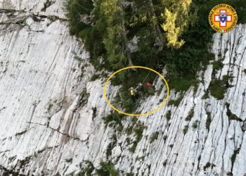 Perdono il sentiero in quota, recuperati in un punto impervio