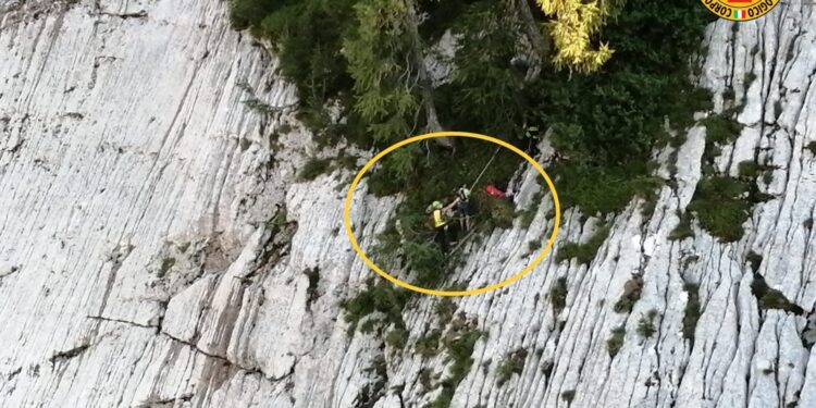 Perdono il sentiero in quota, recuperati in un punto impervio