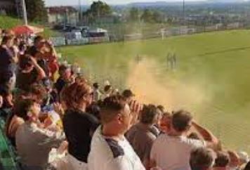 Petardo alla finale di coppa Carnia, tre feriti