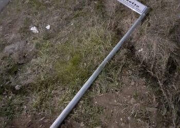 Piazzale “Cossetto”, palo abbattuto prima dell’intitolazione