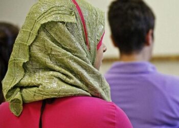 Picchiata dalla mamma perché non porta il velo