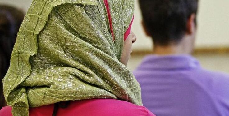 Picchiata dalla mamma perché non porta il velo