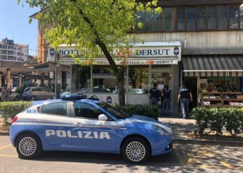 Poliziotto-ciclista insegue e blocca un evaso