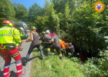 Precipita col trattore nel fossato, grave agricoltore