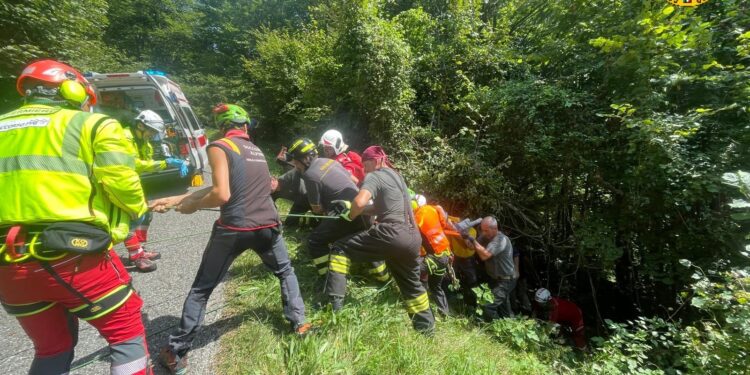 Precipita col trattore nel fossato, grave agricoltore